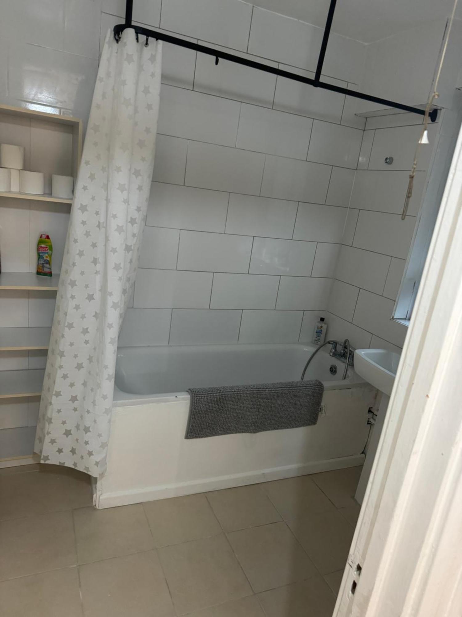 One Bedroom Apartment In Tower Bridge Road Londra Esterno foto